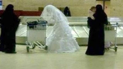 عروسة مسافرة علي متن الطائرة 